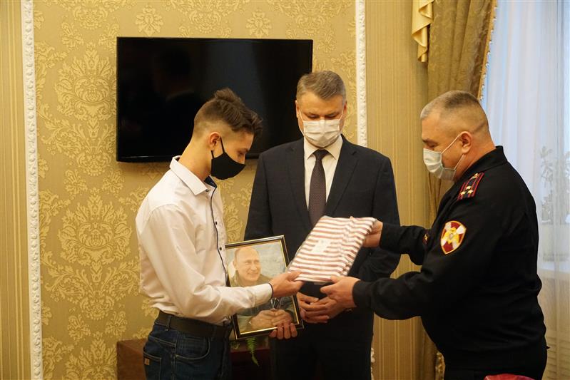 С брянским школьником, мечтающим служить в Росгвардии, встретился начальник регионального управления ведомства