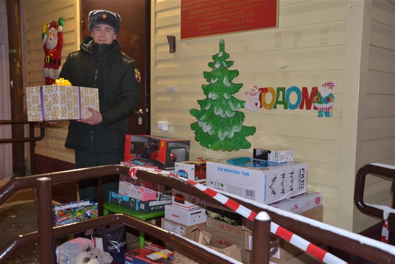 Росгвардейский Дед Мороз исполнил мечты детей из самарского социального приюта