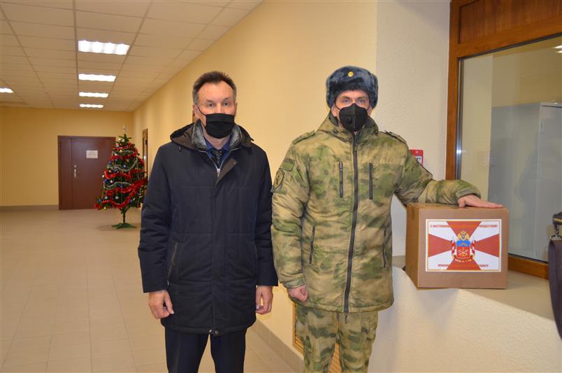 В Заполярье росгвардейцы поздравили с наступающими праздниками ветеранов, вдов и родителей погибших сослуживцев 