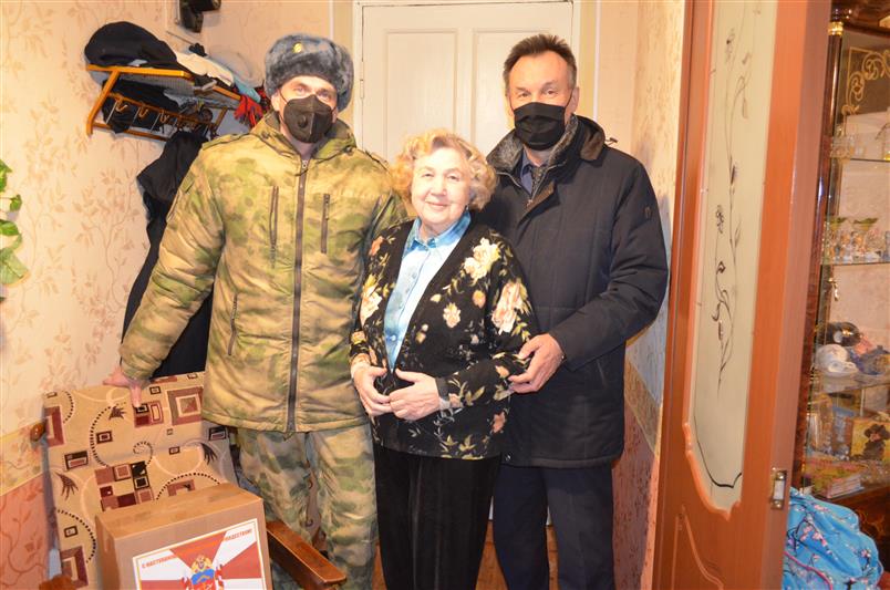 В Заполярье росгвардейцы поздравили с наступающими праздниками ветеранов, вдов и родителей погибших сослуживцев 