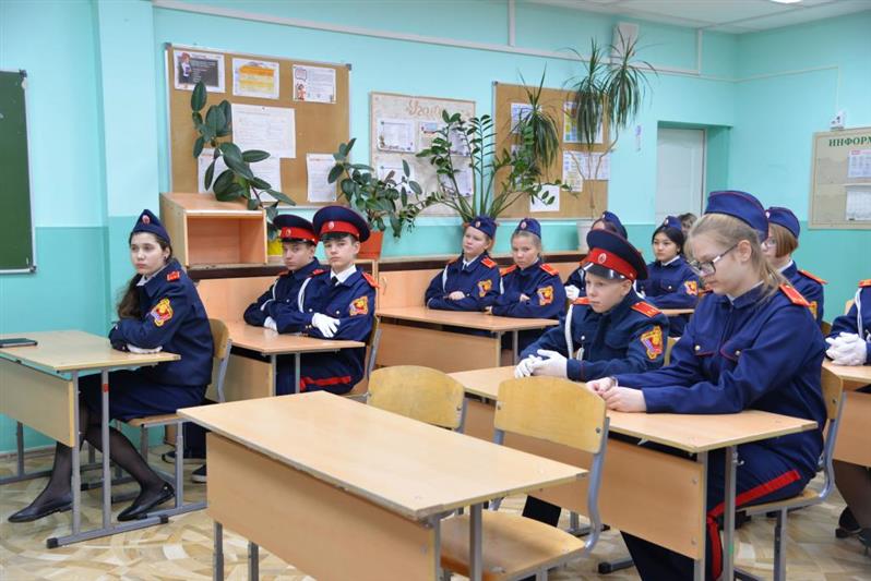 На Ямале в День Героев Отечества росгвардейцы провели урок мужества   для подшефных кадет