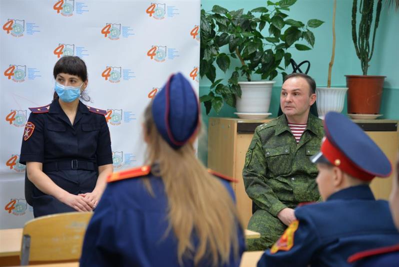 На Ямале в День Героев Отечества росгвардейцы провели урок мужества   для подшефных кадет