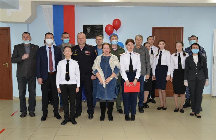 В Югре открыли памятную доску павшему воину правопорядка
