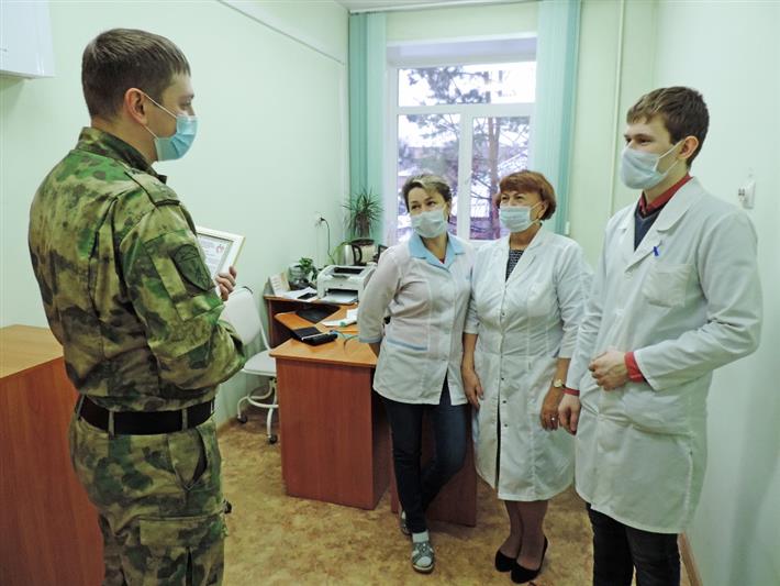 Хакасские росгвардейцы поблагодарили сотрудников республиканского центра крови за их кропотливый труд
