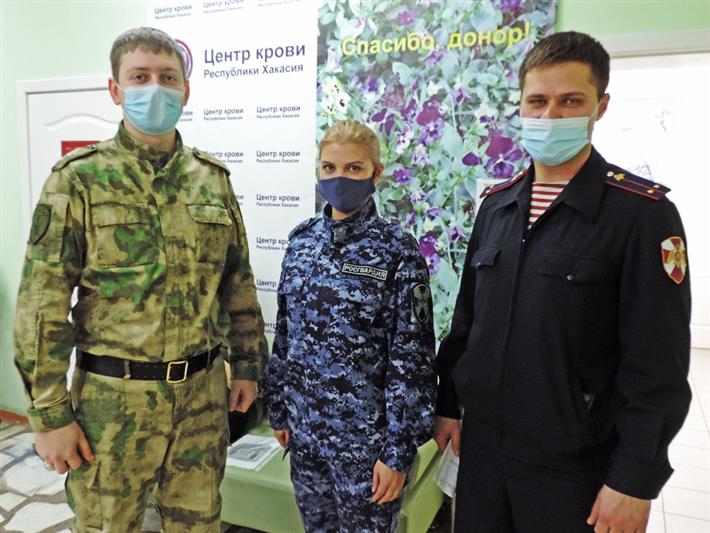Хакасские росгвардейцы поблагодарили сотрудников республиканского центра крови за их кропотливый труд