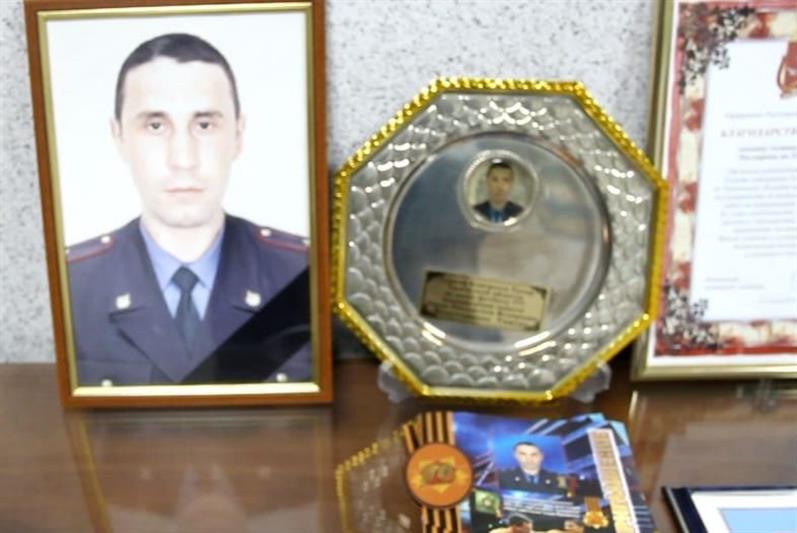 В Тюмени представители Росгвардии почтили память Героя России Тимура Мухутдинова (видео)