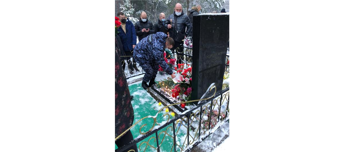 В Петербурге сотрудники вневедомственной охраны почтили память сослуживцев, погибших при исполнении служебного долга