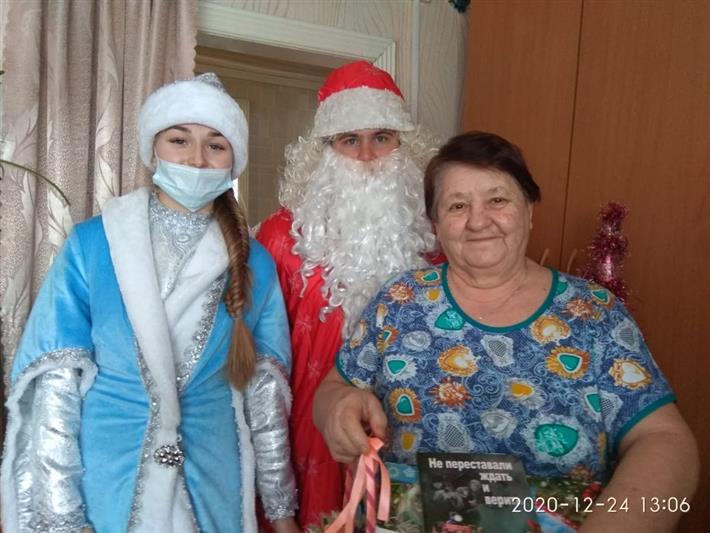 Новосибирские росгвардейцы поздравили с наступающим Новым годом ветеранов - детей войны