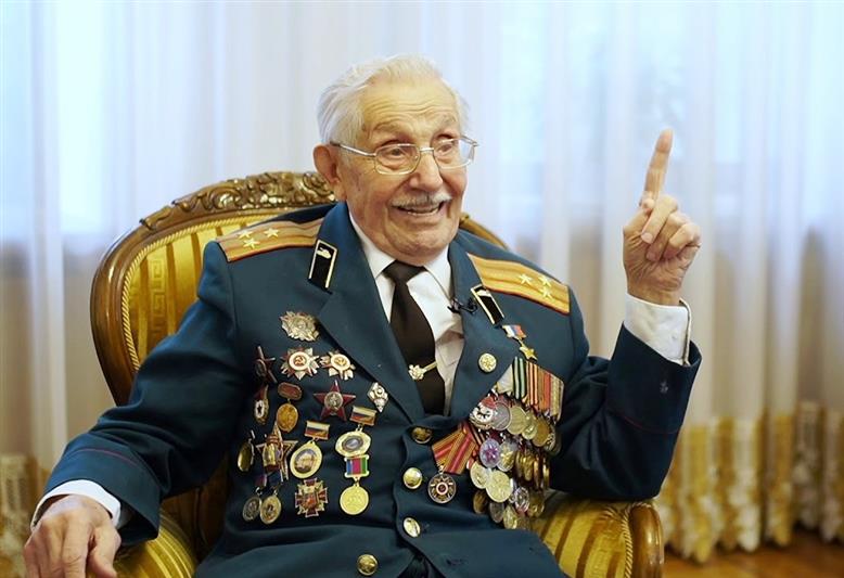 В Сочи офицеры Росгвардии поздравили с Днём Героев Отечества участника Великой Отечественной войны Павла Павловича Сюткина