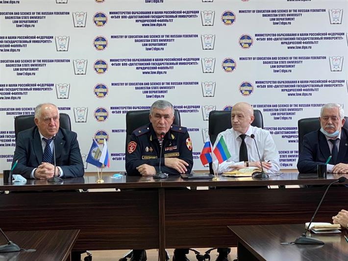Руководитель дагестанского управления Росгвардии встретился со студентами 