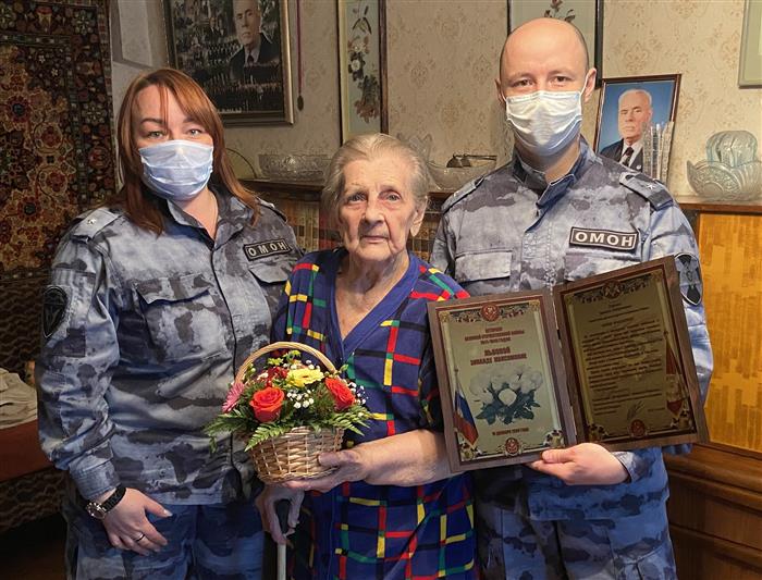 В Москве росгвардейцы поздравили Ветерана труда с 93-летием