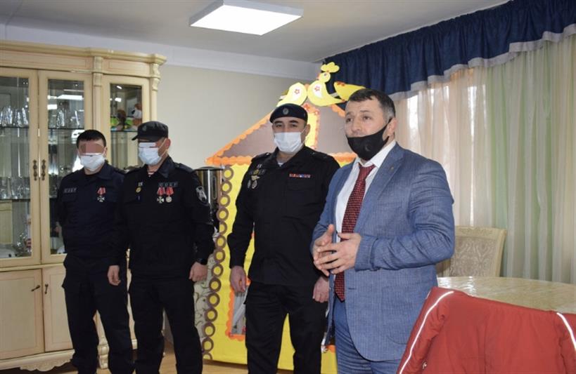 Сотрудники дагестанского СОБР поздравили детей-сирот с Новым годом