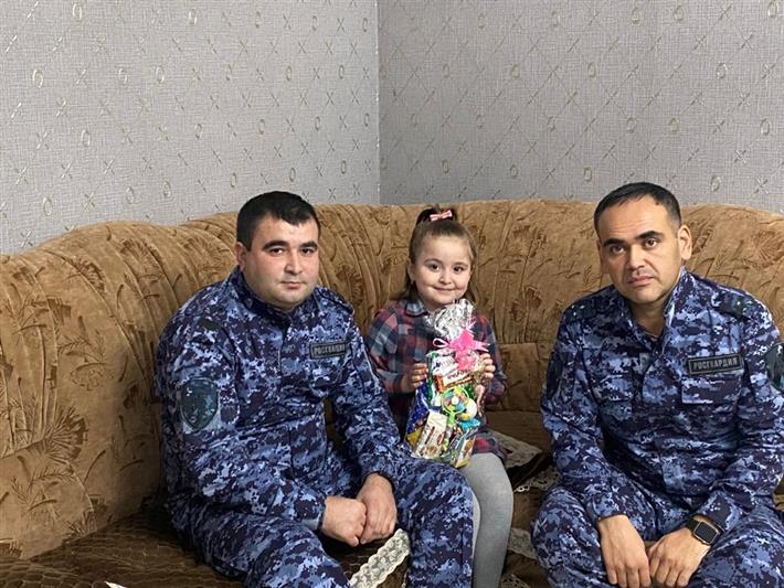 В Дагестане росгвардейцы поздравили с Новым годом детей погибших коллег и ветеранов службы  