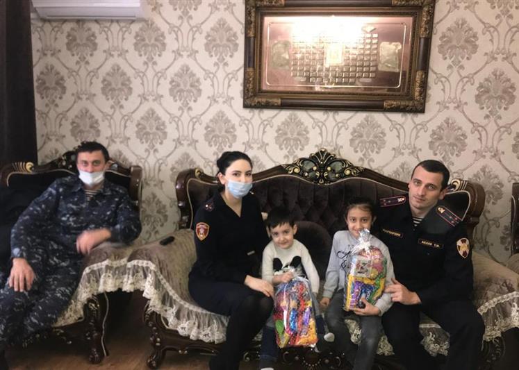 В Дагестане росгвардейцы поздравили с Новым годом детей погибших коллег и ветеранов службы  