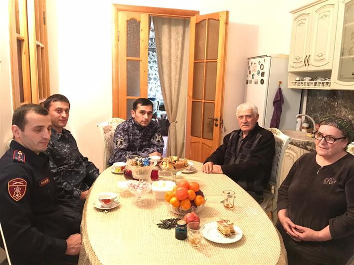 В Дагестане росгвардейцы поздравили с Новым годом детей погибших коллег и ветеранов службы