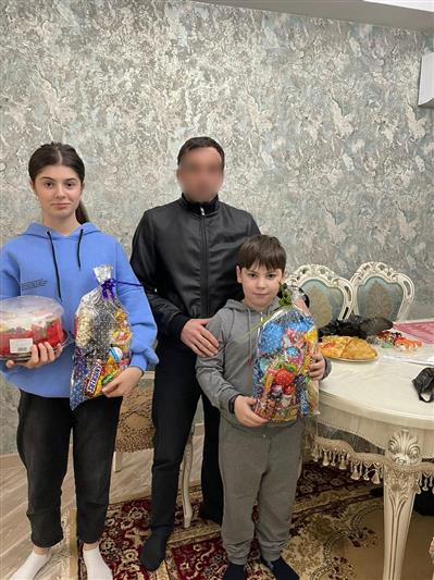 Бойцы махачкалинского ОМОН поздравили с Новым годом семьи погибших коллег