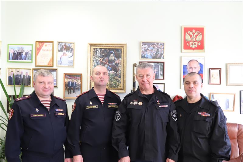 Врио начальника управления Росгвардии по Пермскому краю поздравил с Днём Героев Отечества Героя России Сергея Яшкина 