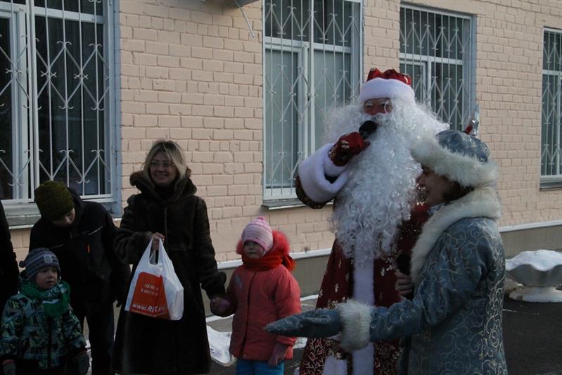 Росгвардейские Дед Мороз и Снегурочка создали новогоднее настроение для воспитанников озерского центра помощи сиротам 