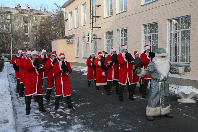 Росгвардейские Дед Мороз и Снегурочка создали новогоднее настроение для воспитанников озерского центра помощи сиротам 