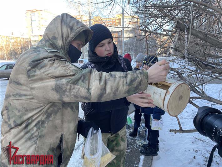 Акция «Спешите делать добрые дела!» стартовала в Иркутской области. Первыми участниками мероприятия стали воспитанники класса Росгвардии, которые позаботились о зимующих птицах