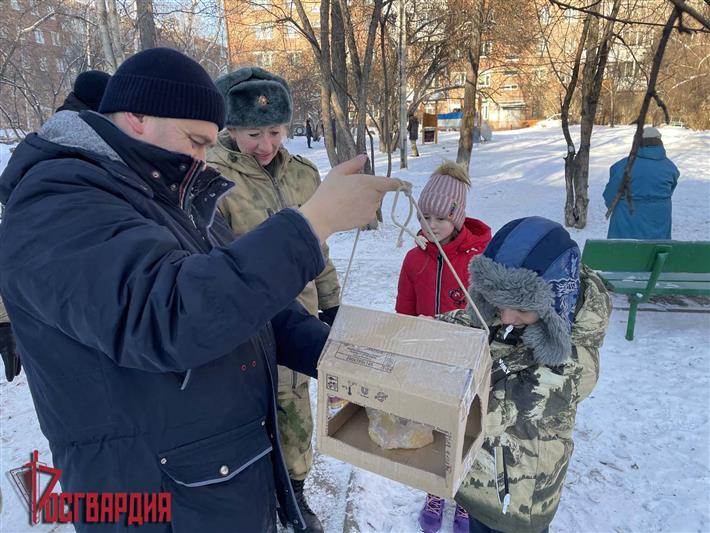 Акция «Спешите делать добрые дела!» стартовала в Иркутской области. Первыми участниками мероприятия стали воспитанники класса Росгвардии, которые позаботились о зимующих птицах