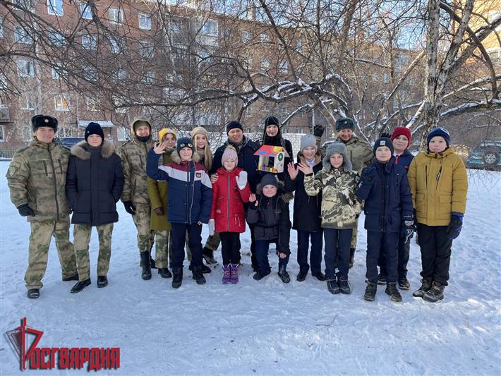 Акция «Спешите делать добрые дела!» стартовала в Иркутской области. Первыми участниками мероприятия стали воспитанники класса Росгвардии, которые позаботились о зимующих птицах