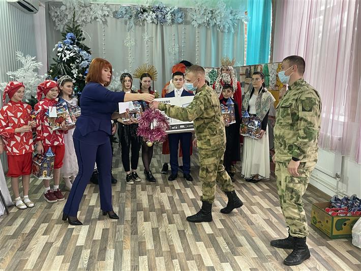 Военнослужащие грозненского соединения Росгвардии приняли участие в новогодней благотворительной акции