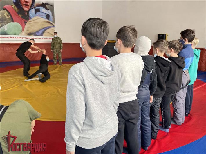 В День отряда сотрудники иркутского ОМОН провели тематическое мероприятие для учеников класса Росгвардии