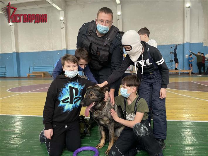 В День отряда сотрудники иркутского ОМОН провели тематическое мероприятие для учеников класса Росгвардии