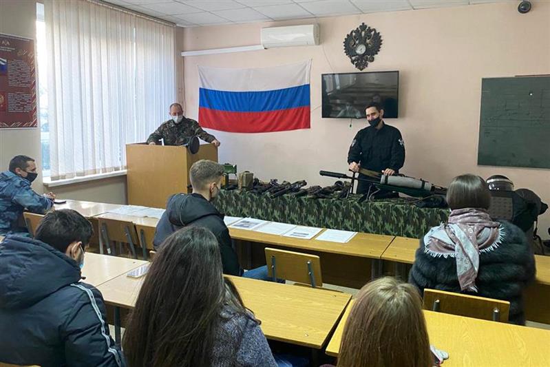 Сотрудники спецподразделений Росгвардии в честь Дня Героев Отечества провели патриотические мероприятия для донских студентов