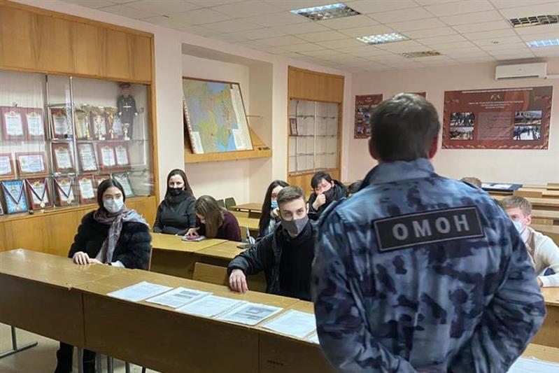 Сотрудники спецподразделений Росгвардии в честь Дня Героев Отечества провели патриотические мероприятия для донских студентов