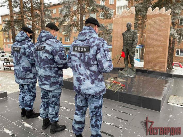 В Ангарске ветераны, сотрудники и военнослужащие Росгвардии почтили память Героев Отечества