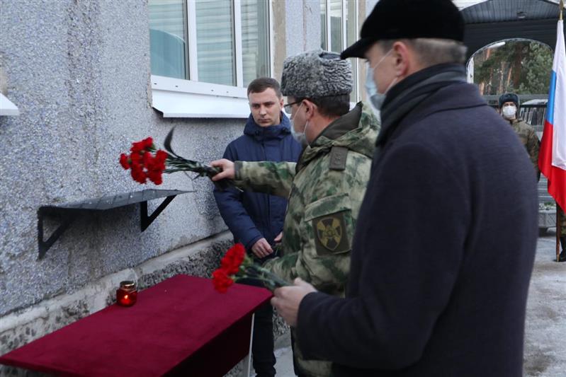 Командующий Северо-Западным округом Росгвардии принял участие в открытии памятной доски и мемориального стенда, посвященных военнослужащим, погибшим при исполнении воинского долга