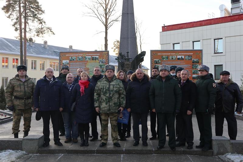 Командующий Северо-Западным округом Росгвардии принял участие в открытии памятной доски и мемориального стенда, посвященных военнослужащим, погибшим при исполнении воинского долга