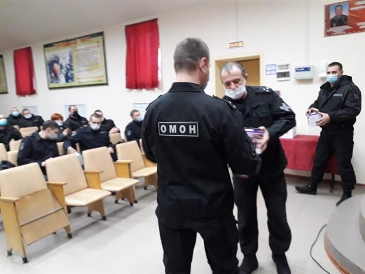 В Саратове сотрудников спецподразделений Росгвардии наградили за волонтерскую работу