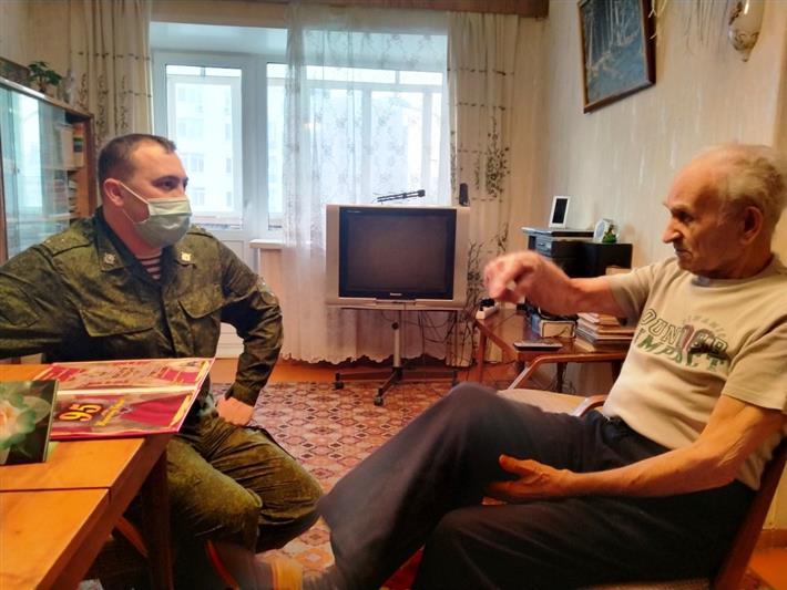 Военнослужащие головного полка калиновского соединения Росгвардии поздравили ветеранов войны с наступающим Новым годом и Рождеством