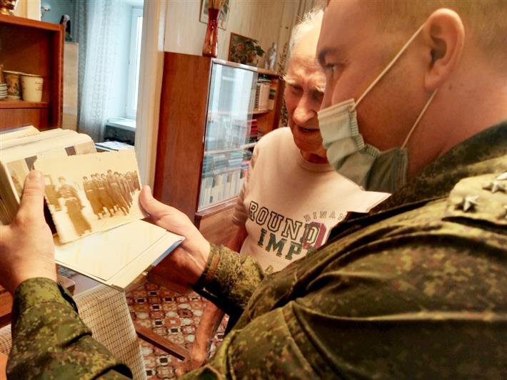Военнослужащие головного полка калиновского соединения Росгвардии поздравили ветеранов войны с наступающим  Новым годом и Рождеством