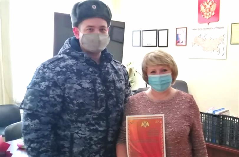 В Курганской области представители Росгвардии поздравляют с наступающими праздниками учителей