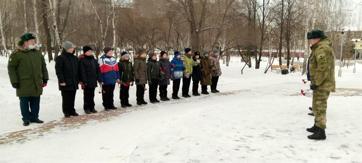Росгвардейцы провели для курганских кадетов памятное мероприятие, посвященный Дням воинской славы России, на мемориале славы