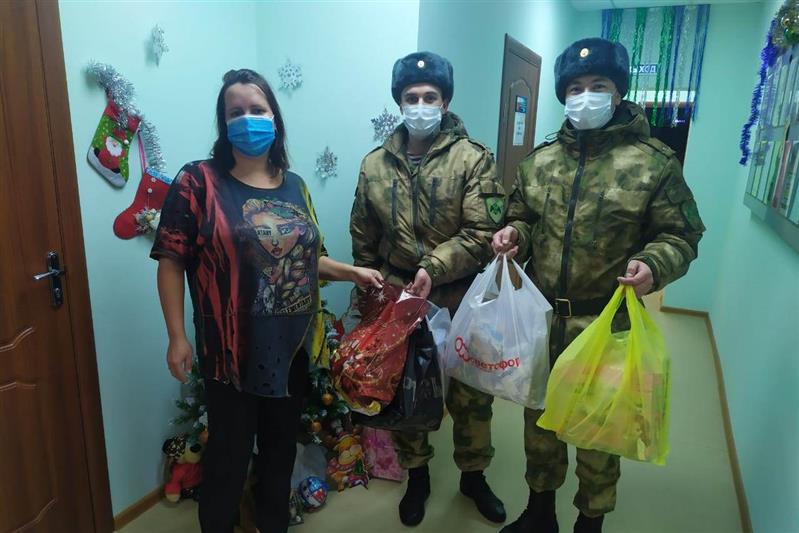 В Железногорске росгвардейцы собрали новогодние подарки для детей из нуждающихся семей