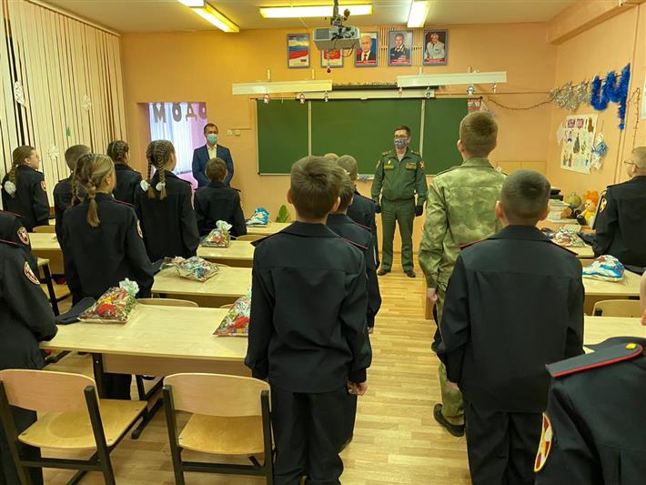 Волгоградские росгвардейцы поздравили подростков из профильных классов ведомства с Новым годом