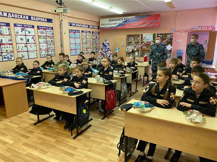 Волгоградские росгвардейцы поздравили подростков из профильных классов ведомства с Новым годом
