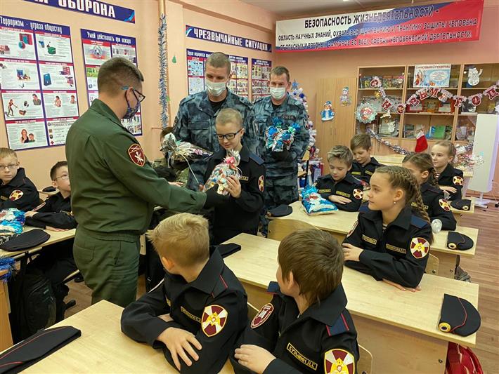 Волгоградские росгвардейцы поздравили подростков из профильных классов ведомства с Новым годом