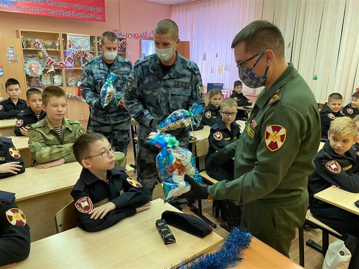 Волгоградские росгвардейцы поздравили подростков из профильных классов ведомства с Новым годом