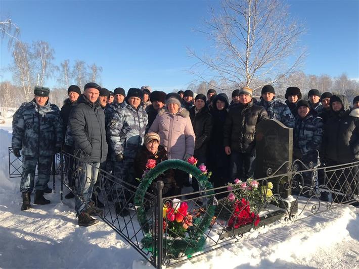 Сотрудники барнаульского ОМОН почтили память погибшего товарища