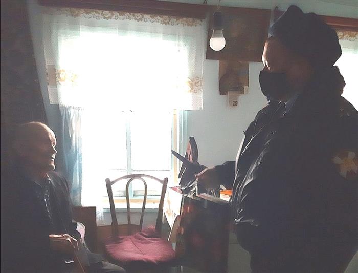 В Зауралье росгвардейцы поздравляют ветеранов службы с наступающим Новым годом