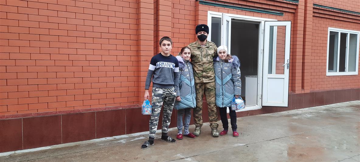 В КАНУН НОВОГО ГОДА В ВЕДЕНСКОМ БАТАЛЬОНЕ ГРОЗНЕНСКОГО СОЕДИНЕНИЯ РОСГВАРДИИ ПРОШЛА БЛАГОТВОРИТЕЛЬНАЯ АКЦИЯ