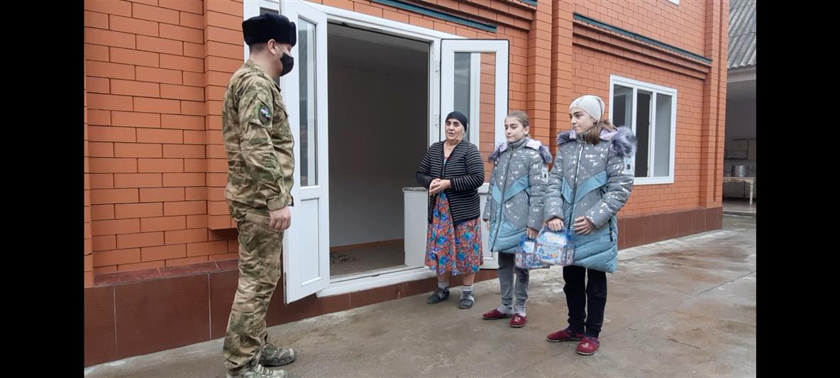 В КАНУН НОВОГО ГОДА В ВЕДЕНСКОМ БАТАЛЬОНЕ ГРОЗНЕНСКОГО СОЕДИНЕНИЯ РОСГВАРДИИ ПРОШЛА БЛАГОТВОРИТЕЛЬНАЯ АКЦИЯ