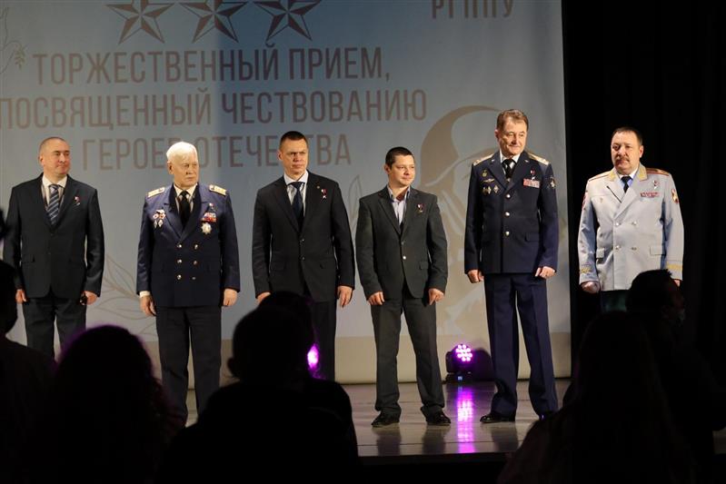 Ансамбль песни и пляски Уральского округа Росгвардии выступил на концерте в Екатеринбурге, посвященном Героям Отечества 