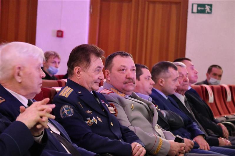 Ансамбль песни и пляски Уральского округа Росгвардии выступил на концерте в Екатеринбурге, посвященном Героям Отечества 